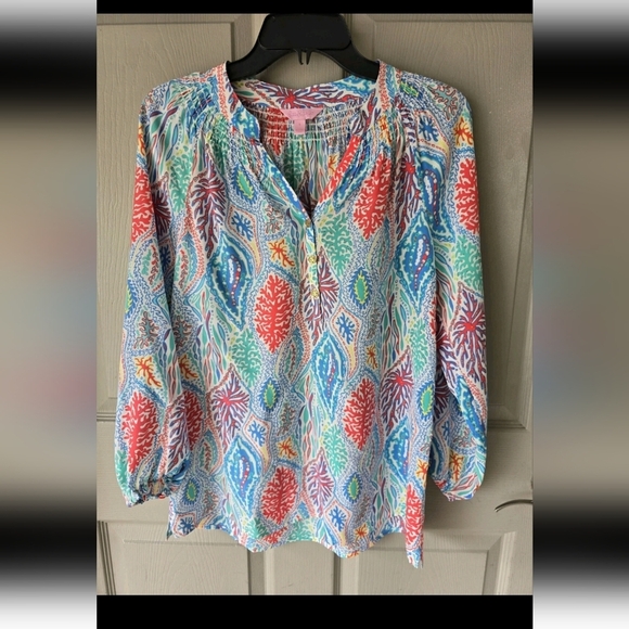 Lilly Pulitzer Elsa 100% Silk Top Let Minnow Sz S Popover Detail Logo Buttons - Picture 3 of 12